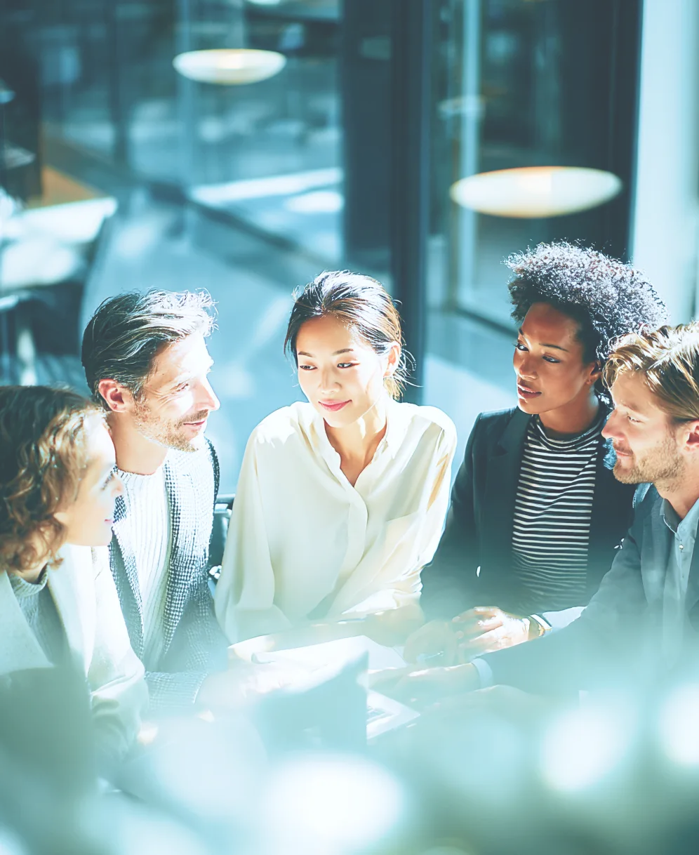 多様なメンバーが協力しながらプロジェクトを進める様子